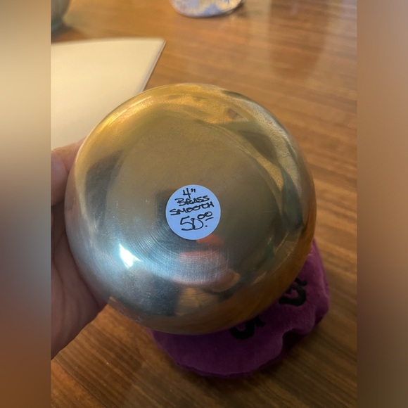 4 inch brass smooth sound bowl with cushion and mallet. Only used a few times - Picture 3 of 3